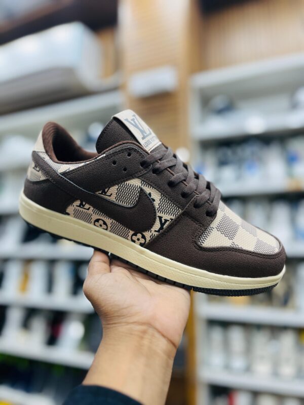 IMPORTED HIGH QUALITY SHOES WITH CREASE PROTECTOR INSIDE HIGH QUALITY AND COMFORT GUARANTEE FOR MENS AND WOMENS ( BA)