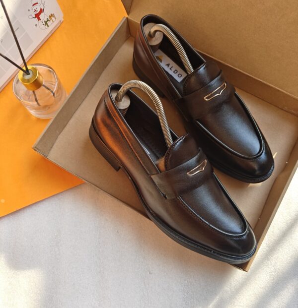 IMPORTED HIGH QUALITY SHOES WITH CREASE PROTECTOR INSIDE HIGH QUALITY AND COMFORT GUARANTEE FOR MENS AND WOMENS ( BA)