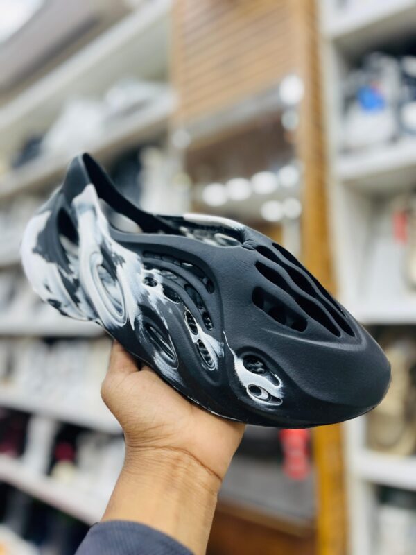 IMPORTED HIGH QUALITY SHOES WITH CREASE PROTECTOR INSIDE HIGH QUALITY AND COMFORT GUARANTEE FOR MENS AND WOMENS ( BA)
