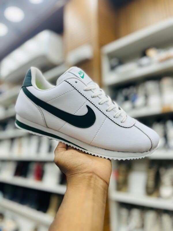 IMPORTED HIGH QUALITY SHOES WITH CREASE PROTECTOR INSIDE HIGH QUALITY AND COMFORT GUARANTEE FOR MENS AND WOMENS ( BA)