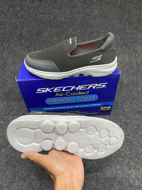 IMPORTED HIGH QUALITY SHOES WITH CREASE PROTECTOR INSIDE HIGH QUALITY AND COMFORT GUARANTEE FOR MENS AND WOMENS ( BA)