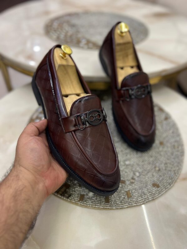 IMPORTED HIGH QUALITY SHOES WITH CREASE PROTECTOR INSIDE HIGH QUALITY AND COMFORT GUARANTEE FOR MENS AND WOMENS ( BA)