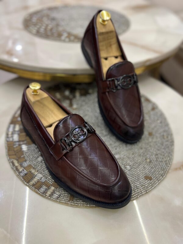 IMPORTED HIGH QUALITY SHOES WITH CREASE PROTECTOR INSIDE HIGH QUALITY AND COMFORT GUARANTEE FOR MENS AND WOMENS ( BA)